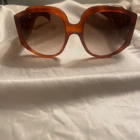Gucci Oversized Sunglasses - Picture 10 of 10